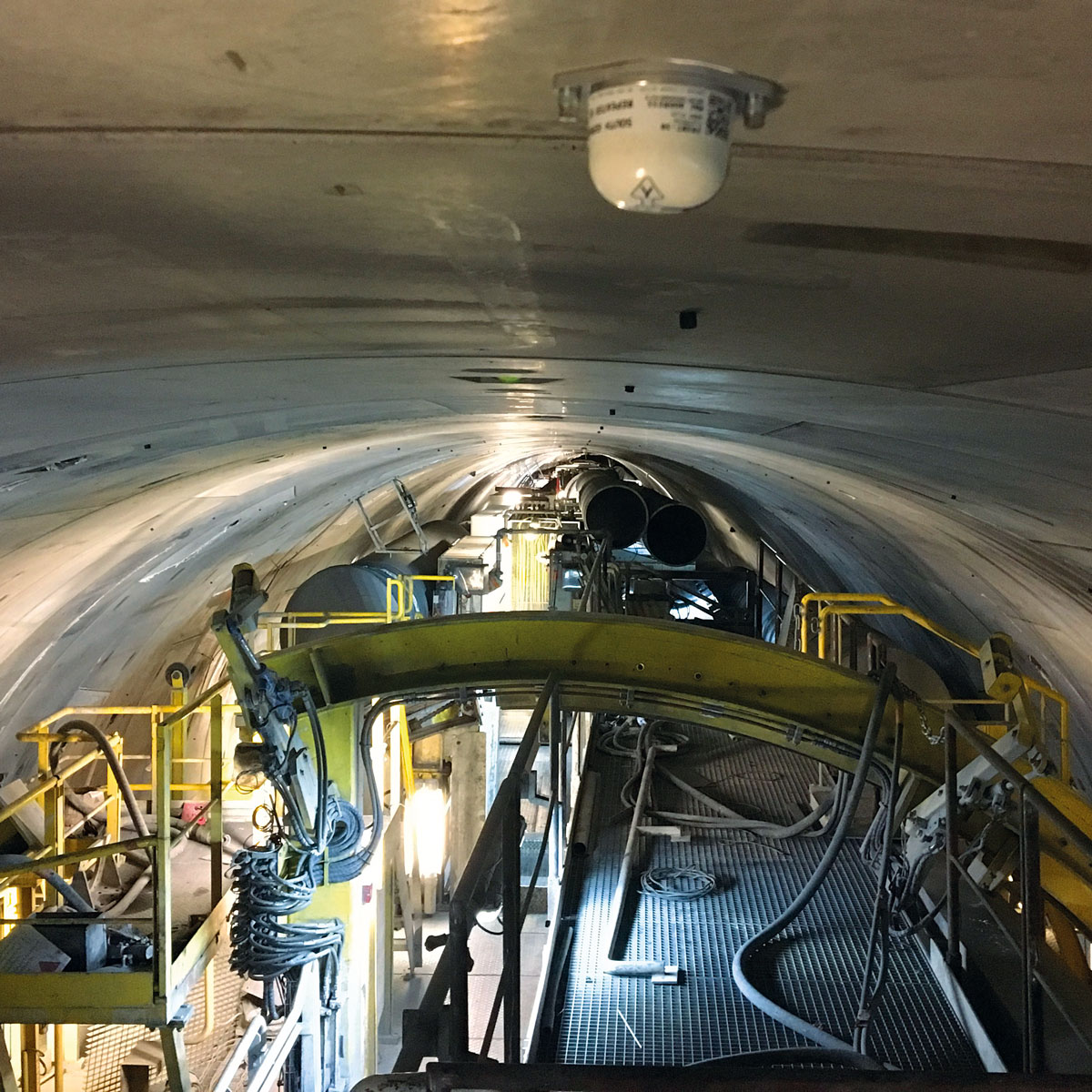 FlatMesh NanoPlus Neigungssensor ist zur Verformungsüberwachung an der Decke eines Tunnels montiert.