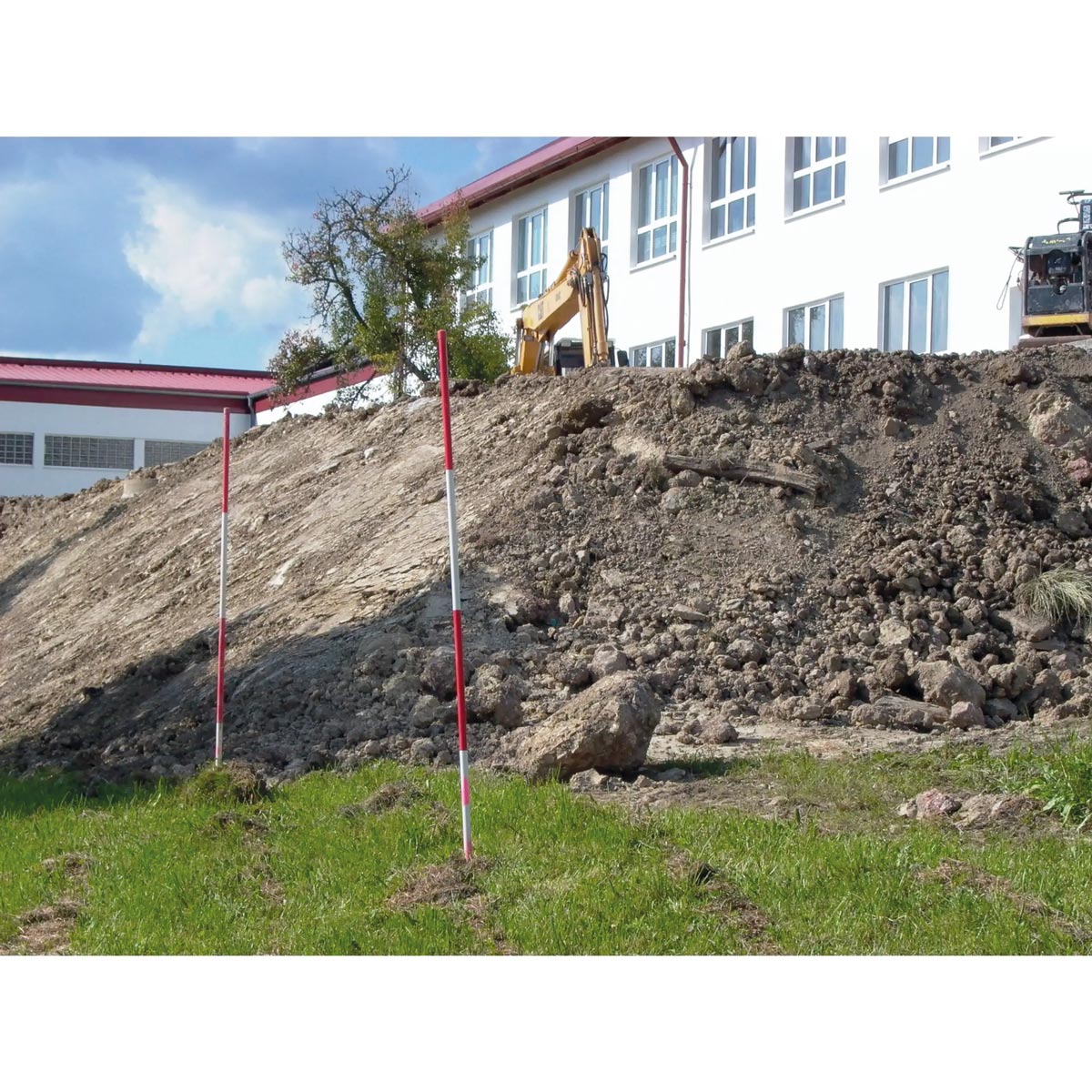 Premium Fluchtstab mit Dreikantstspitze aus Holz-PVC, leuchtrot, Länge 2,16 m