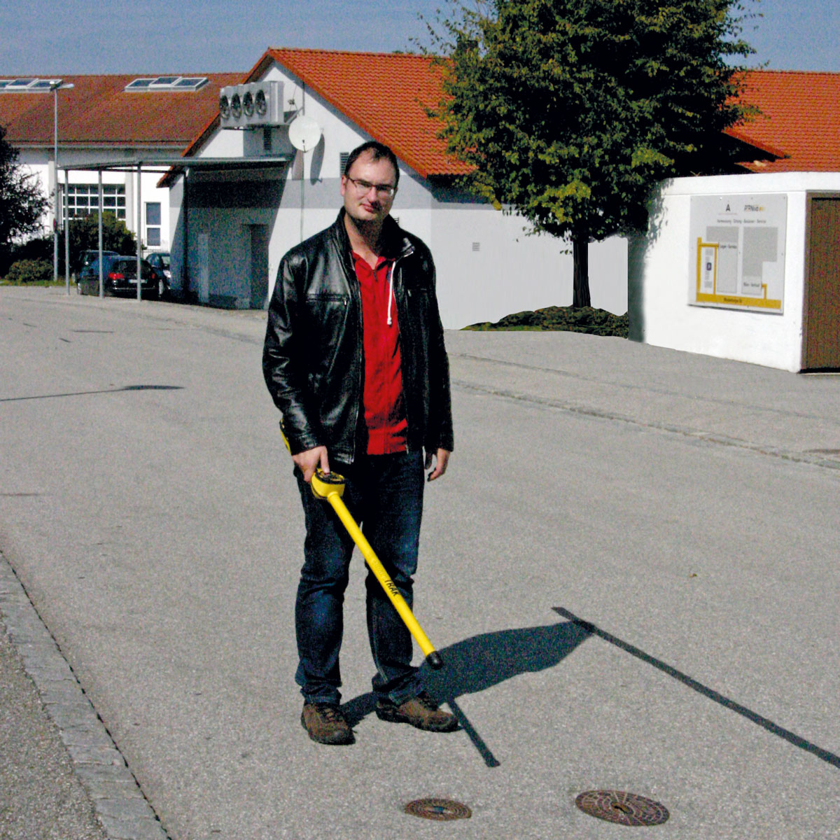 Suche nach Schachtdeckeln mit dem proNIVO Magnetsuchgerät Smart Trak 101 Basic im Außeneinsatz.