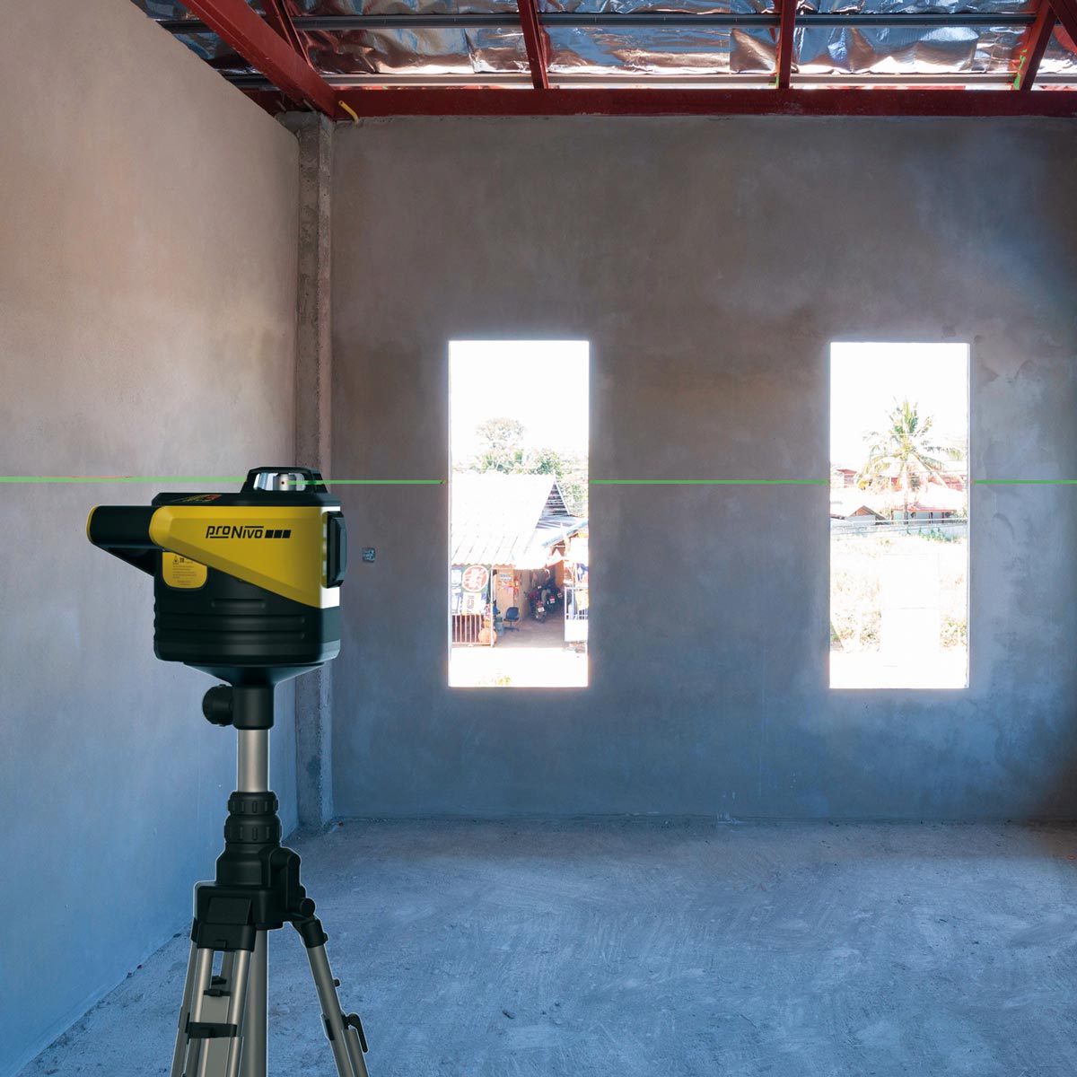 proNIVO Laser auf Stativ projiziert eine grüne horizontale Linie an eine Rohbauwand mit Fenstern.