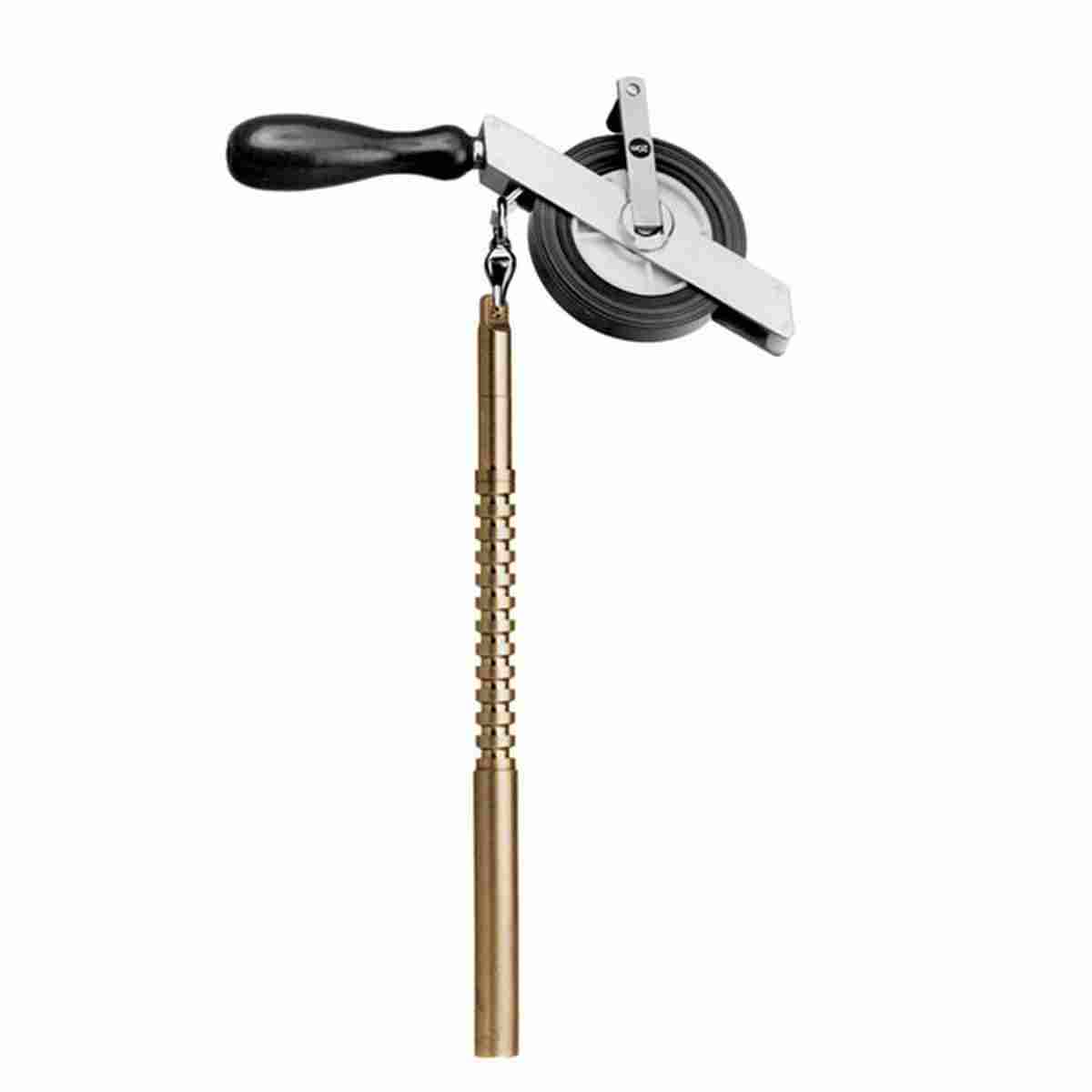Brunnenmessgerät 20 m mit Holzgriff, Edelstahl-Bandmaß im Rahmen und angehängter Brunnenpfeife aus Messing.