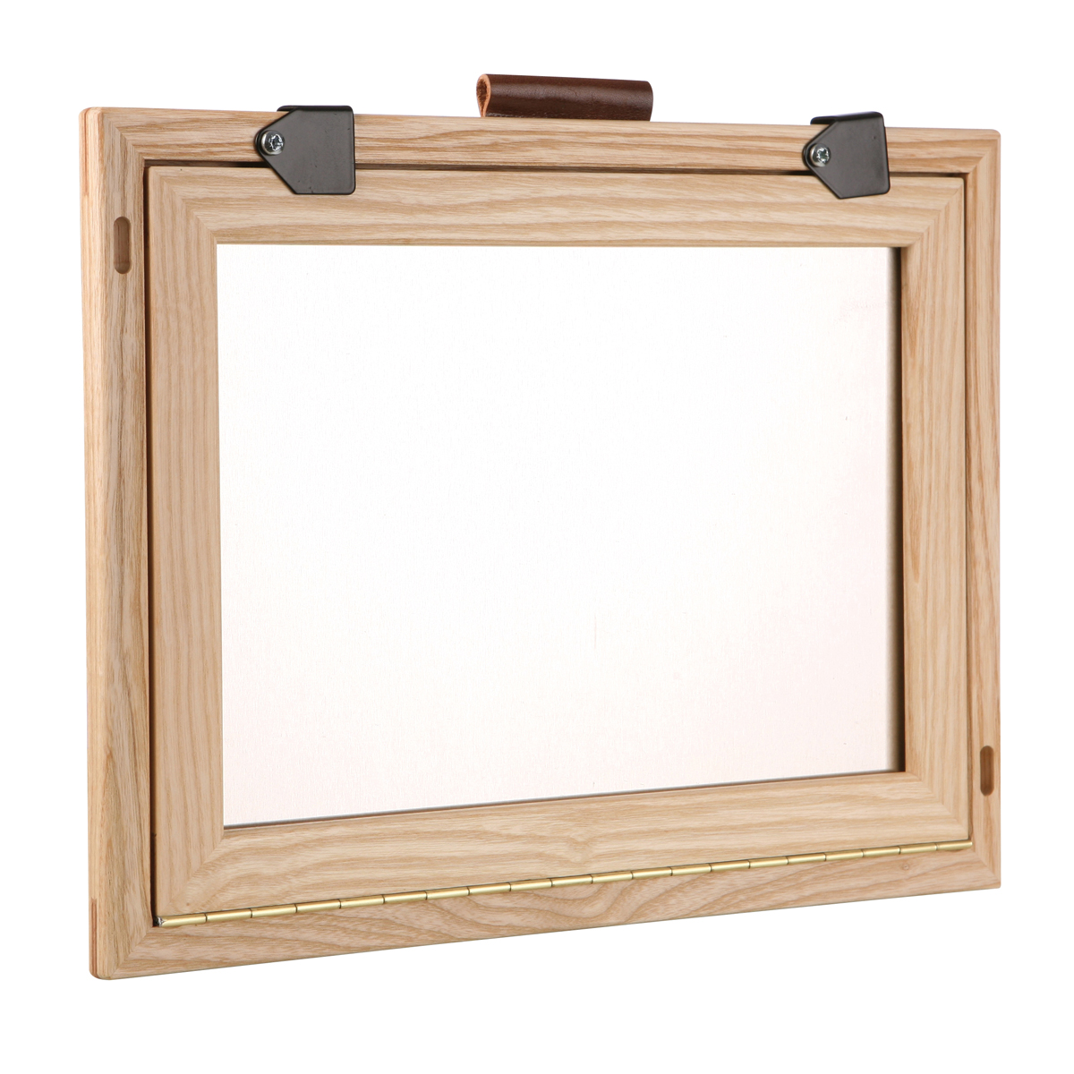 Feldbuchrahmen A4 aus Holz mit Klappdeckel, Metallecken und Lederlasche für den Umhängeriemen.