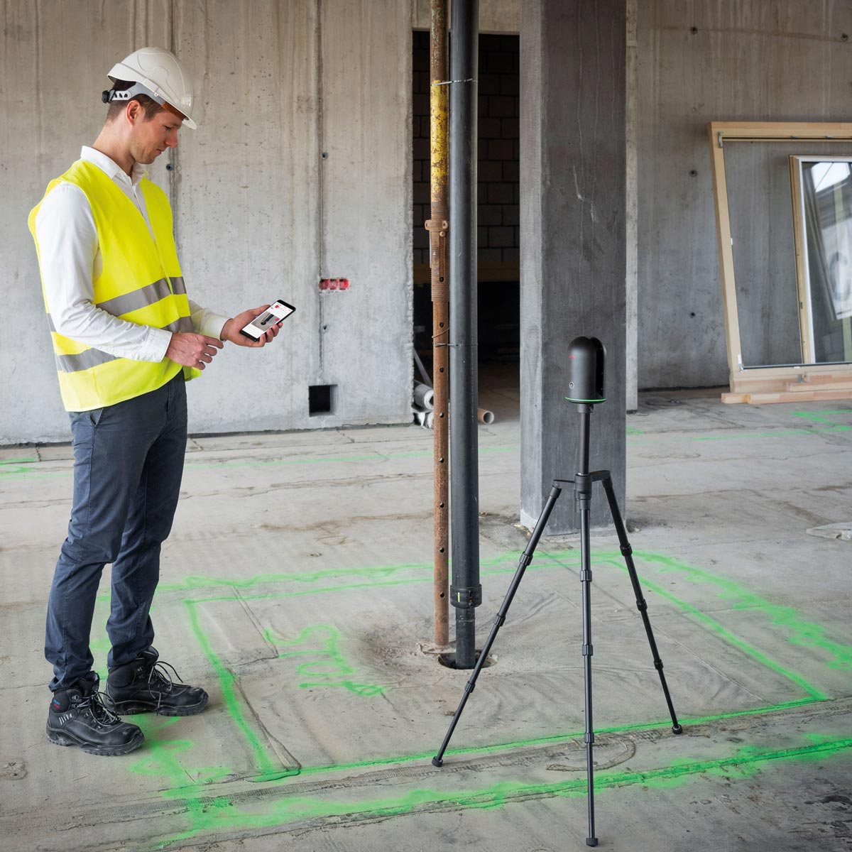 Ein Techniker positioniert den BLK360 G2 Scanner auf einer Baustelle für die Scan-Aufnahme.