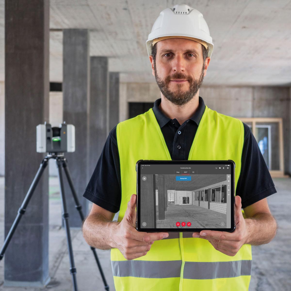 Ein Techniker hält ein Tablet mit einer RTC360 LT Scan-Visualisierung zur Kontrolle der 3D-Daten.