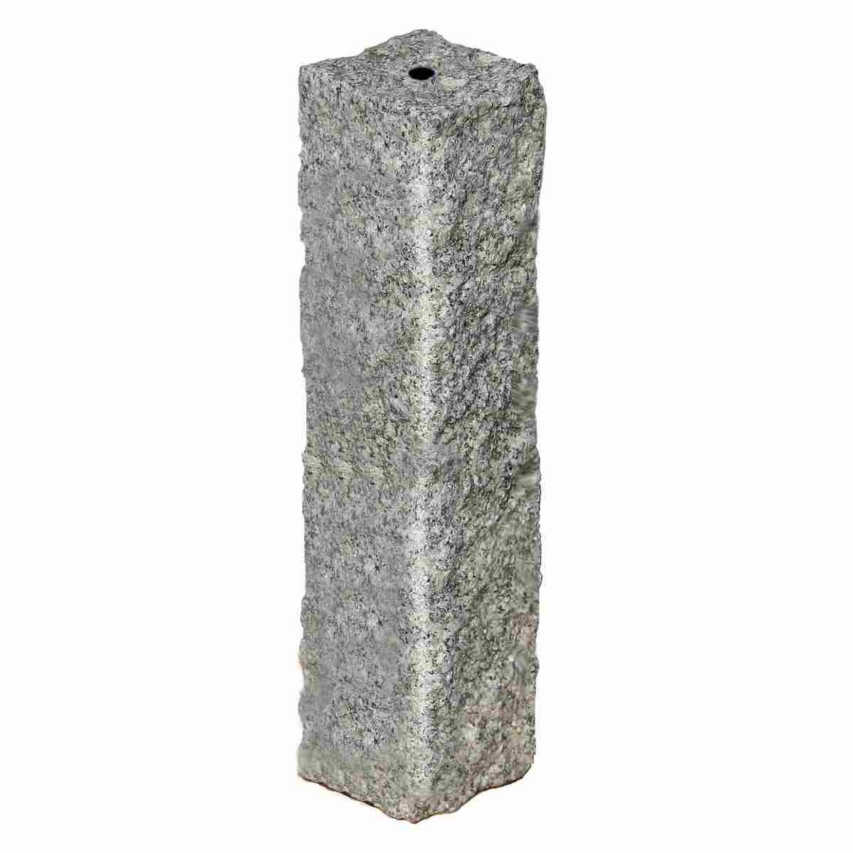 Granit-Grenzstein mit bruchrauen Seiten und Zentrierloch im Kopf, Kopfgröße 10 bis 12 cm.
