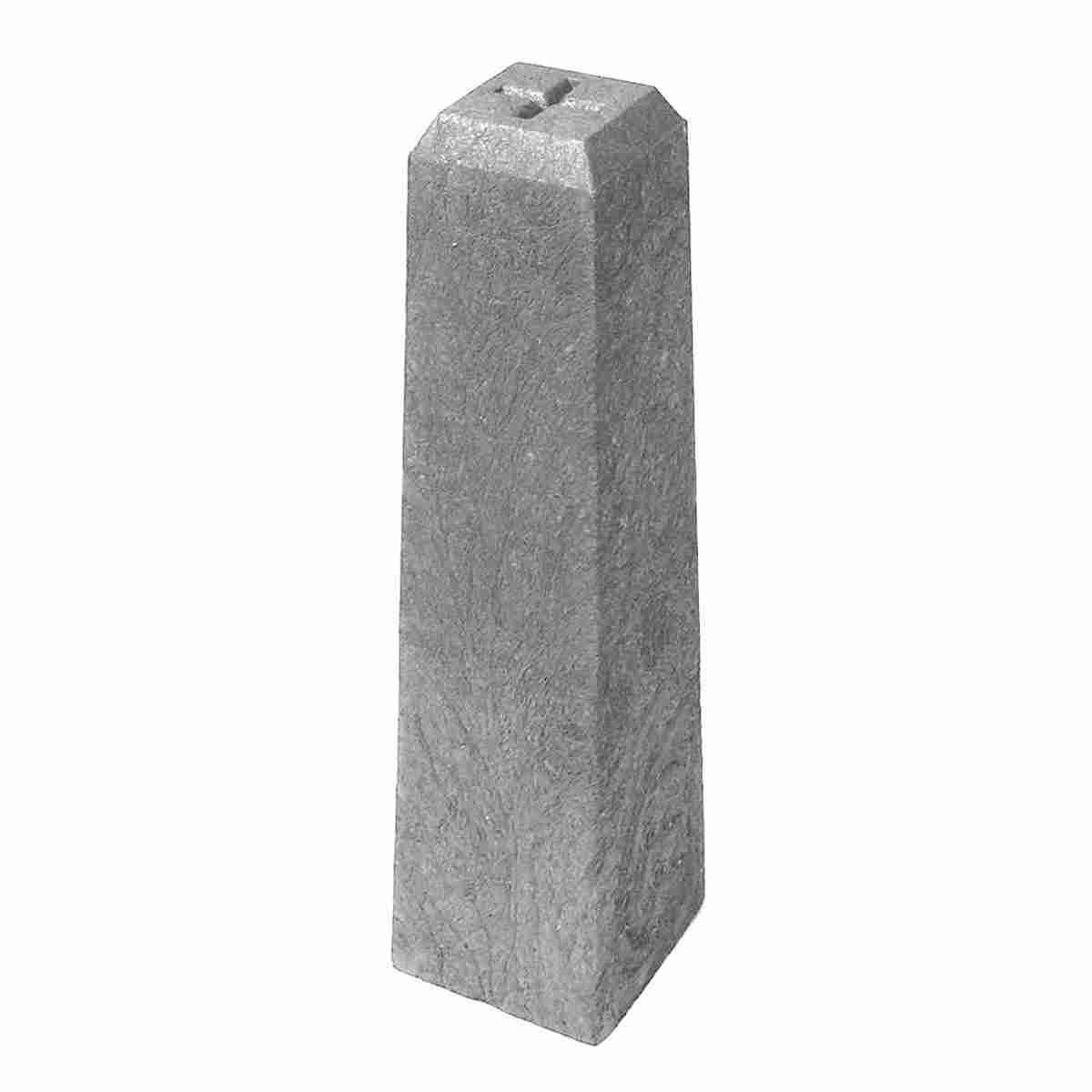 Grauer Recycling-Grenzstein mit konischem Kopf 90 x 90 mm und eingeprägtem Strichkreuz.