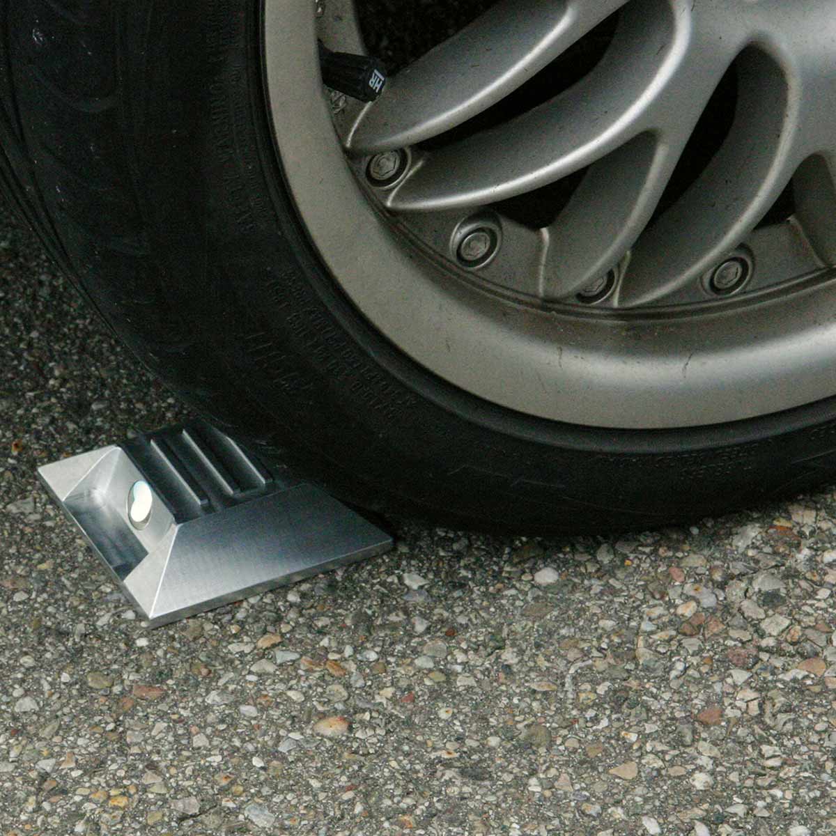 Das robuste Boden-Monitoring Prisma wird von einem Fahrzeugreifen überfahren und bleibt unbeschädigt.