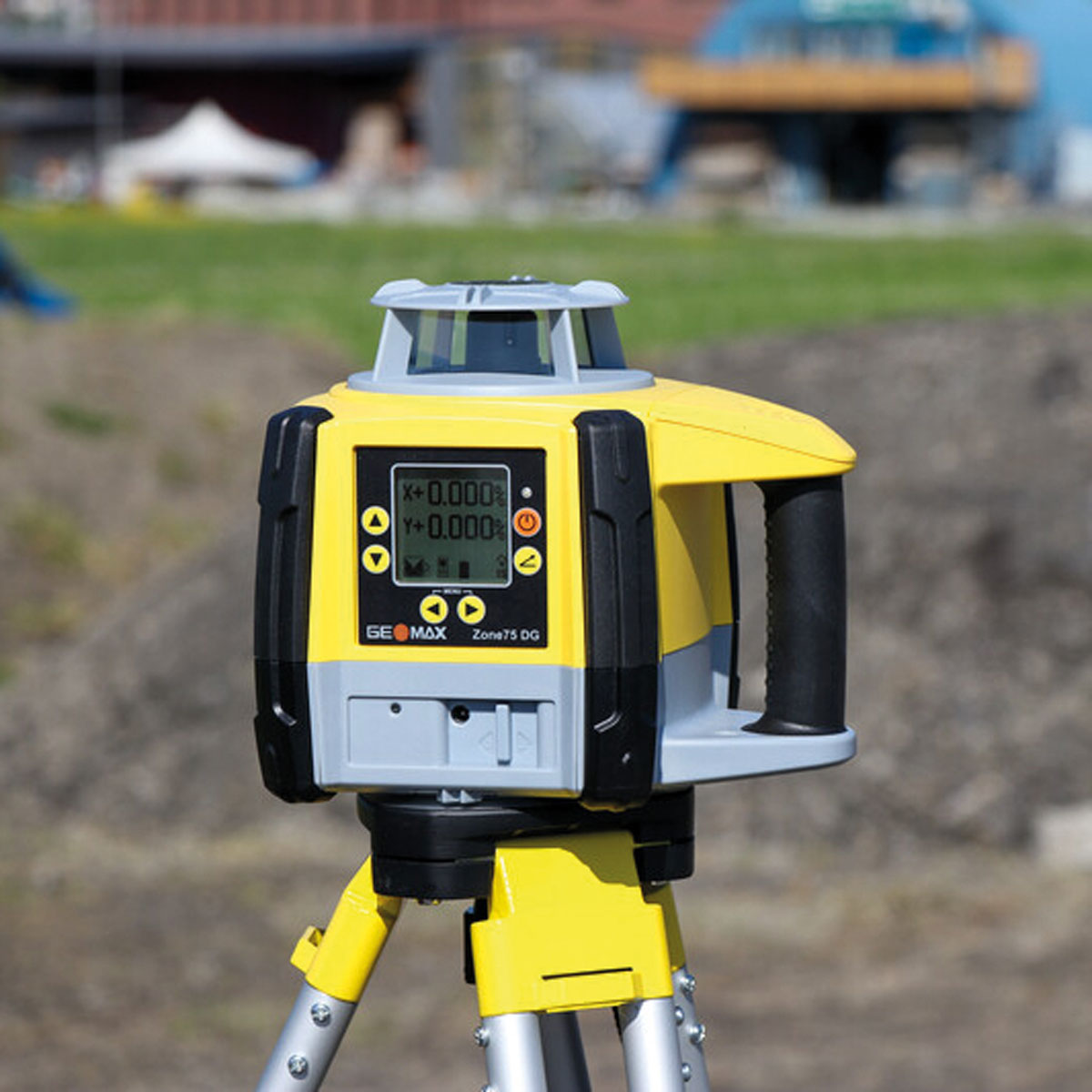 Der vollautomatische Neigungslaser GeoMax Zone75DG auf einem Stativ zeigt das beleuchtete Display.