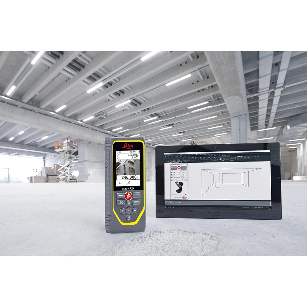 Leica Disto X6 neben einem Tablet mit CAD-Skizze in einer leeren Industriehalle.