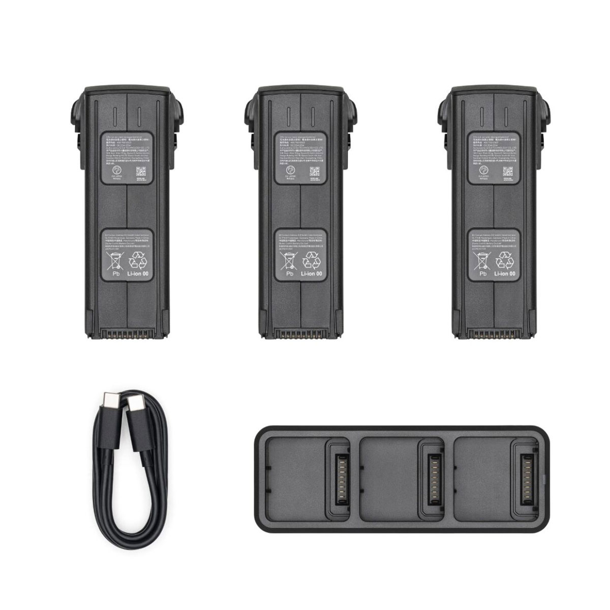 Drei DJI Akkus, USB-C-Kabel und Ladestation für die Drohne Mavic 3E.