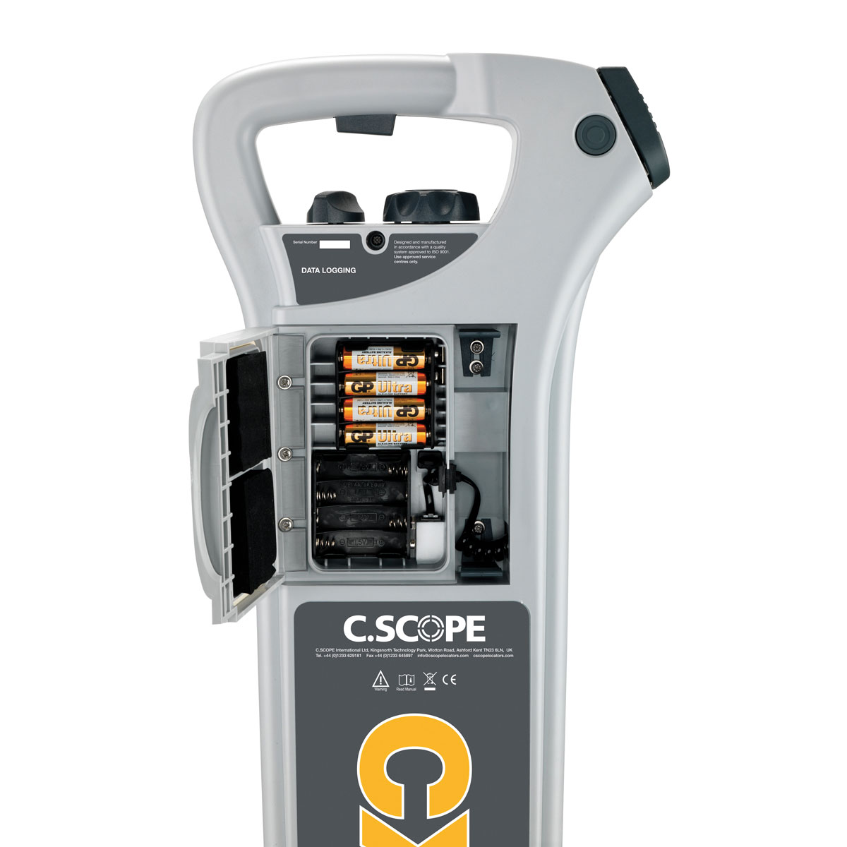 Geöffnetes Batteriefach des C.Scope CXL4 Kabelsuchgeräts mit eingelegten AA-Batterien.