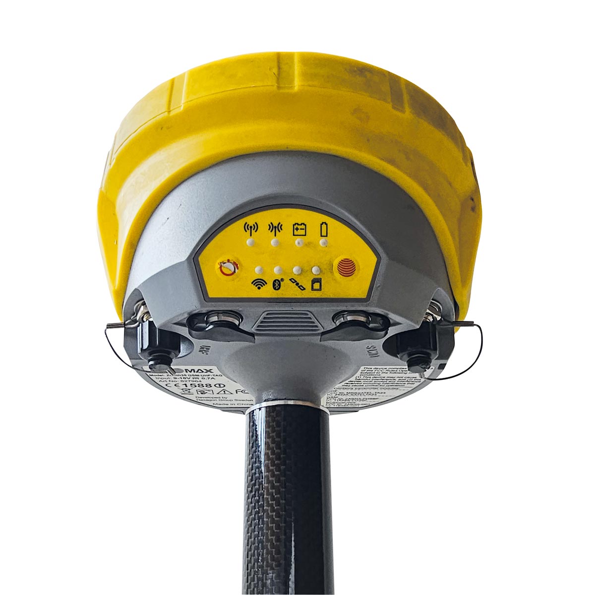 Unterseite der gelben GeoMax Zenith35 GNSS-Antenne mit Bedientasten und LED-Statusanzeigen.