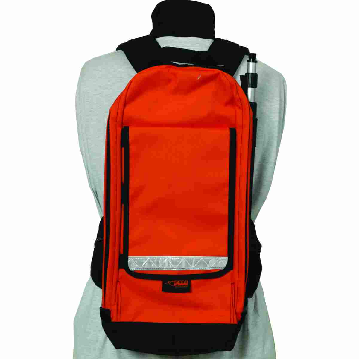 Oranger GIS-Rucksack für Vermessungstechnik mit Reflektorstreifen und seitlicher Halterung auf einem Oberkörper.