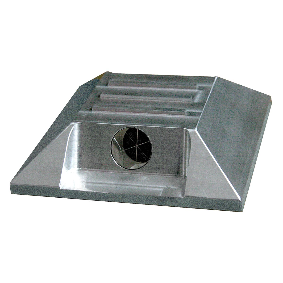 Das robuste, keilförmige Prisma für das Boden-Monitoring ist stoß- und überfahrbar.