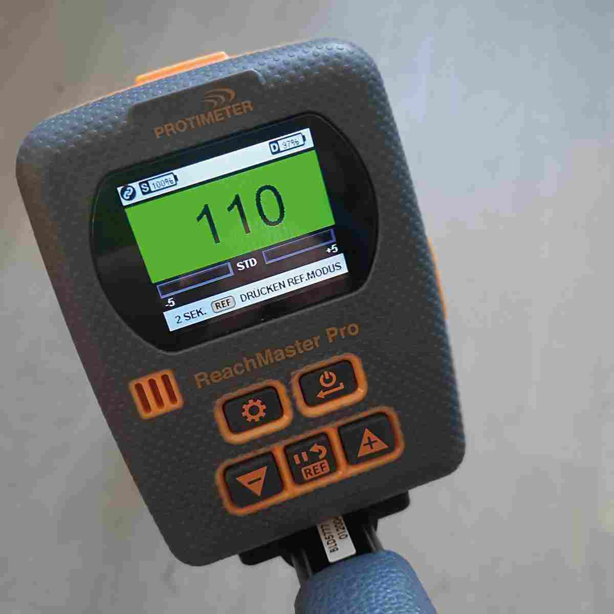 Bedieneinheit des Protimeter Reachmaster Pro mit grünem Display und Messwert 110.