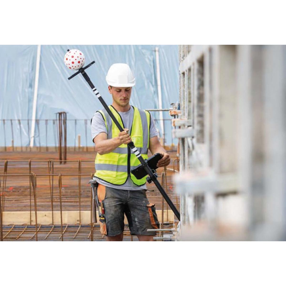 Polier nutzt das Leica iCON iCS50 System mit Tablet für effiziente Absteckarbeiten auf der Baustelle.