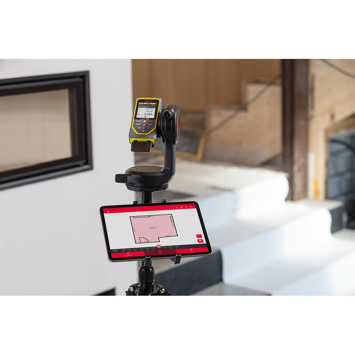 Leica Disto X6 auf Stativadapter mit Tablet-Halterung, das Tablet zeigt einen Raumgrundriss.