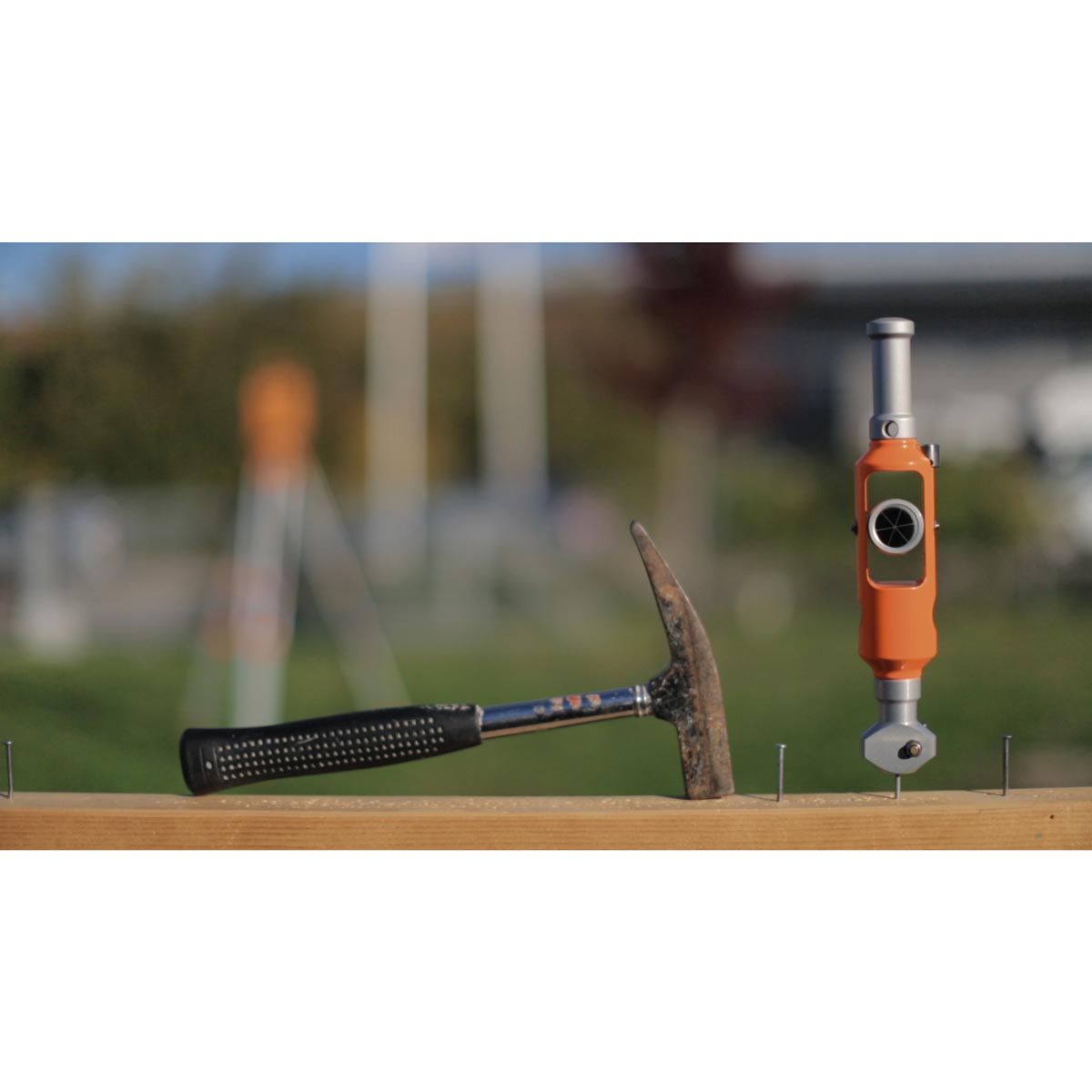 Prisma Nagelhalter HIT neben Hammer im Einsatz am Schnurgerüst auf der Baustelle