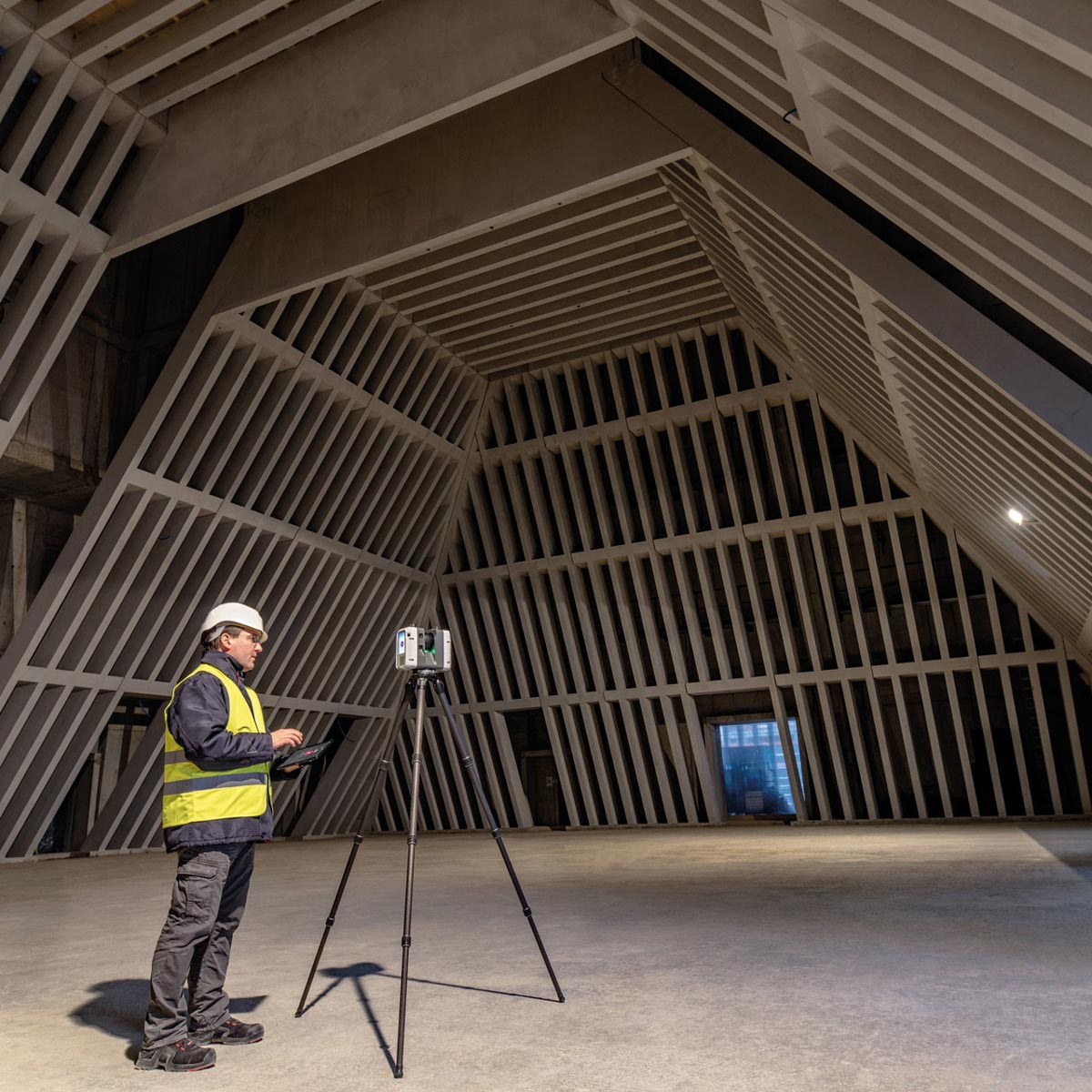 Der RTC360 LT Laserscanner erfasst einen großen, komplexen Innenraum mit Holzkonstruktionen.