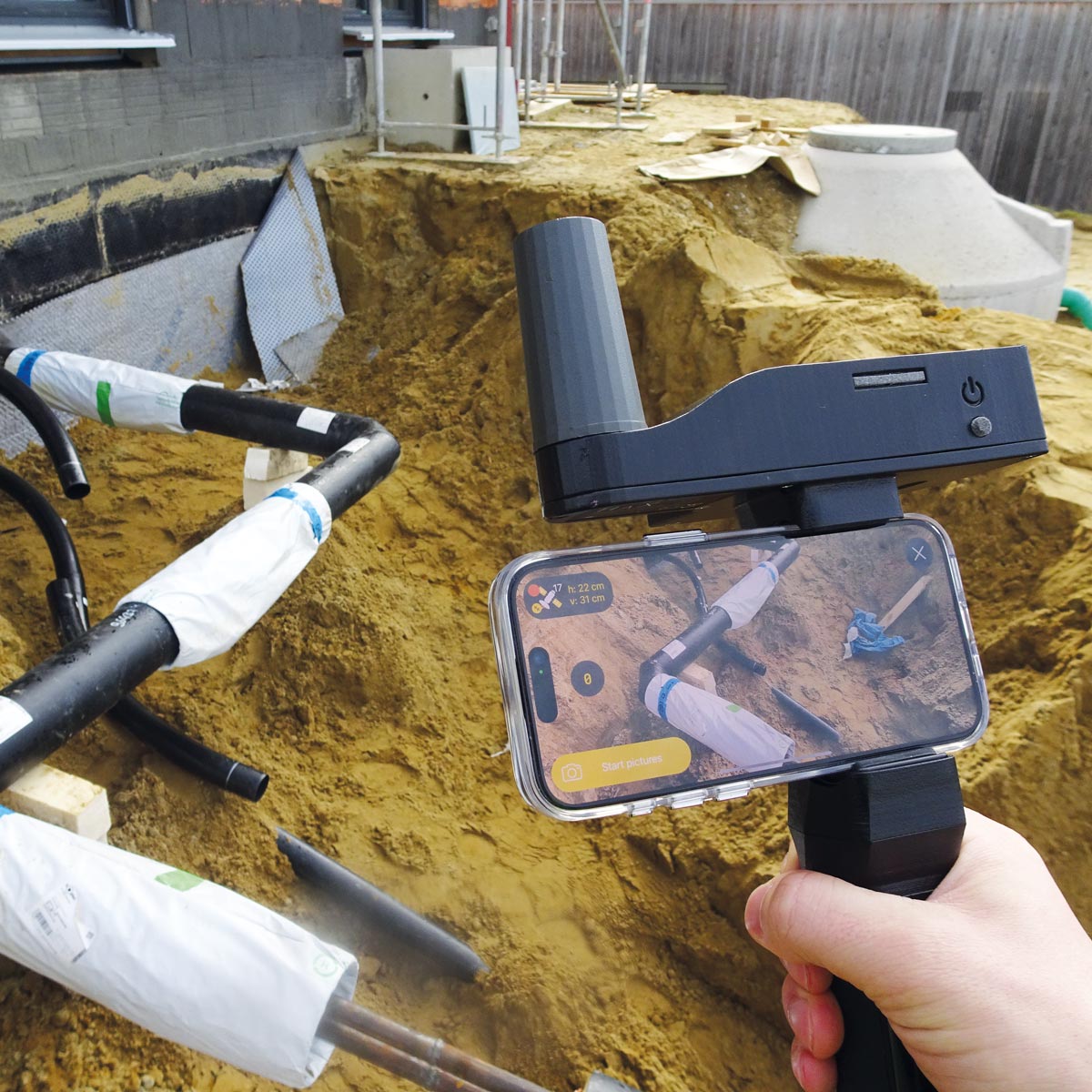 Anwendung des KickTheMap Systems auf einer Baustelle zur schnellen und präzisen digitalen Geländeaufnahme.