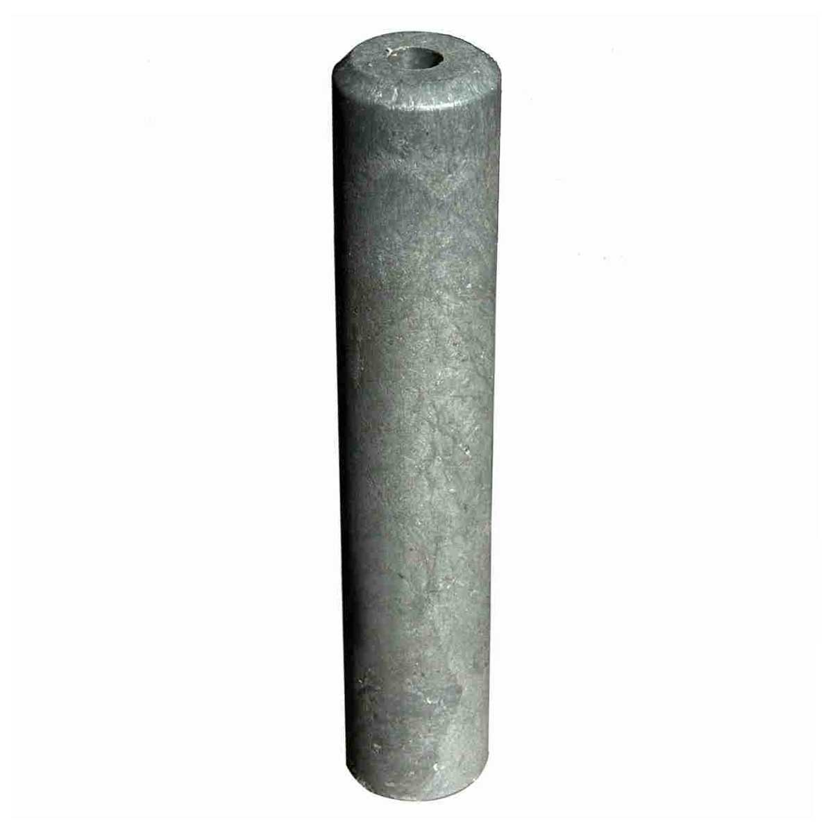 Graues Vermessungsrohr aus Recyclingmaterial 300 x 60 mm mit Zentrierbohrung Ø 20 mm, stehend.