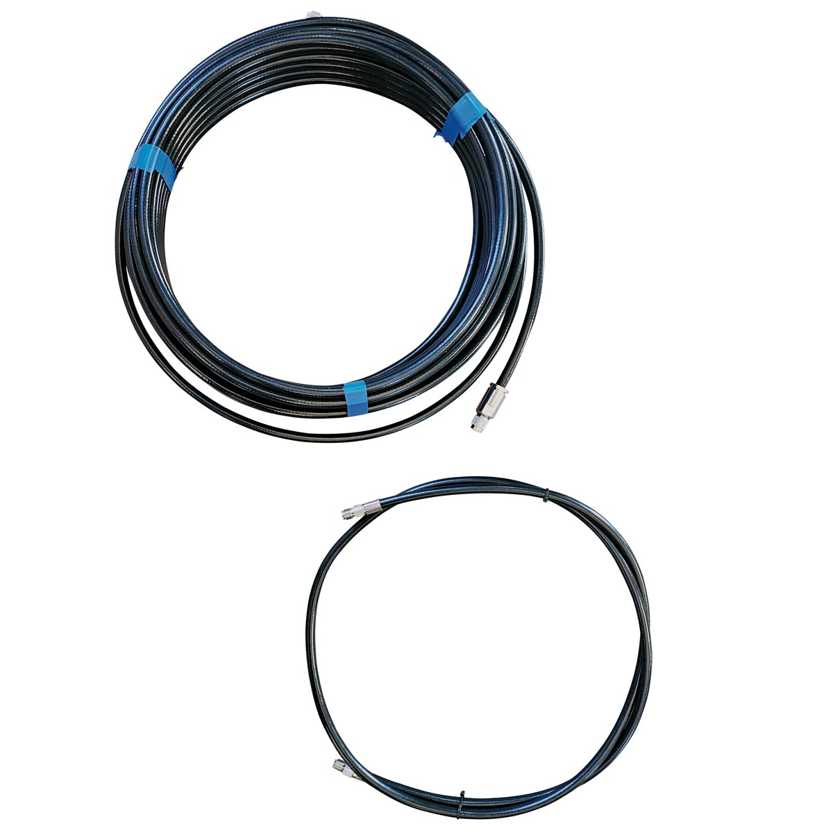 Zwei aufgerollte schwarze Antennenkabel Eco-Flex10 mit TNC-Steckern.