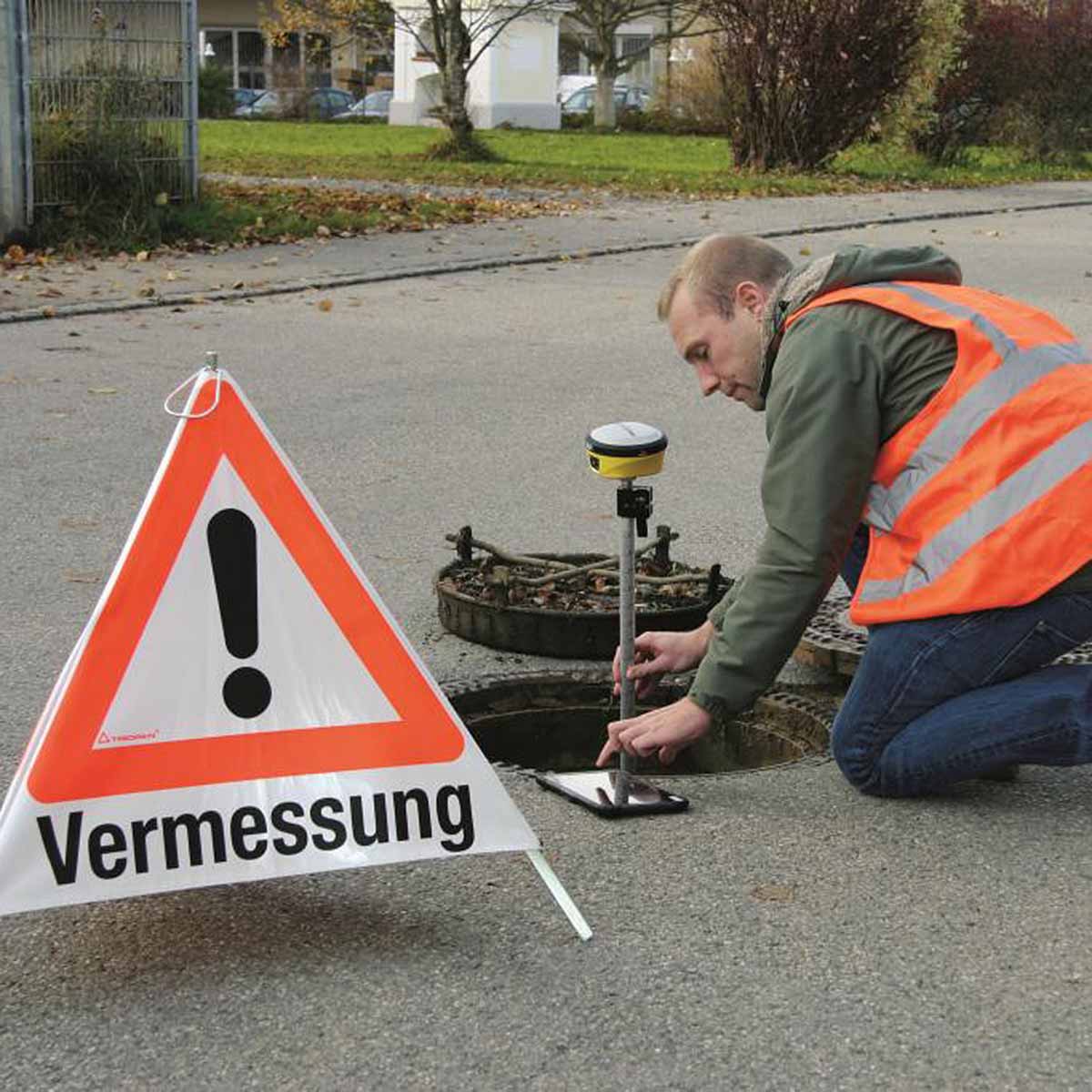 Schachtvermessung mit proNIVO PNR21i GPS-Antenne, Tablet und INGRADA mobile App hinter Vermessungsschild.