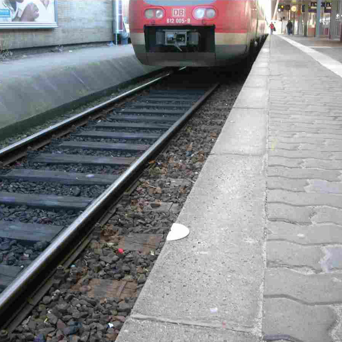 Klebemarke 4/4 - RSKM30 von Rothbucher Systeme, mit Messpunkt-Beschriftung 