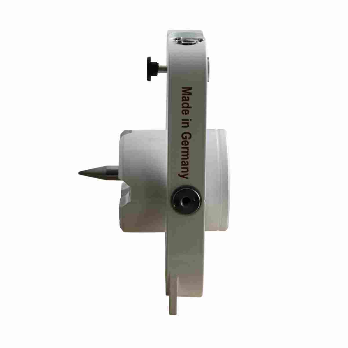 Seitenansicht des hochgenauen Metallprismas GPR-SE Typ Leica mit der Aufschrift Made in Germany.