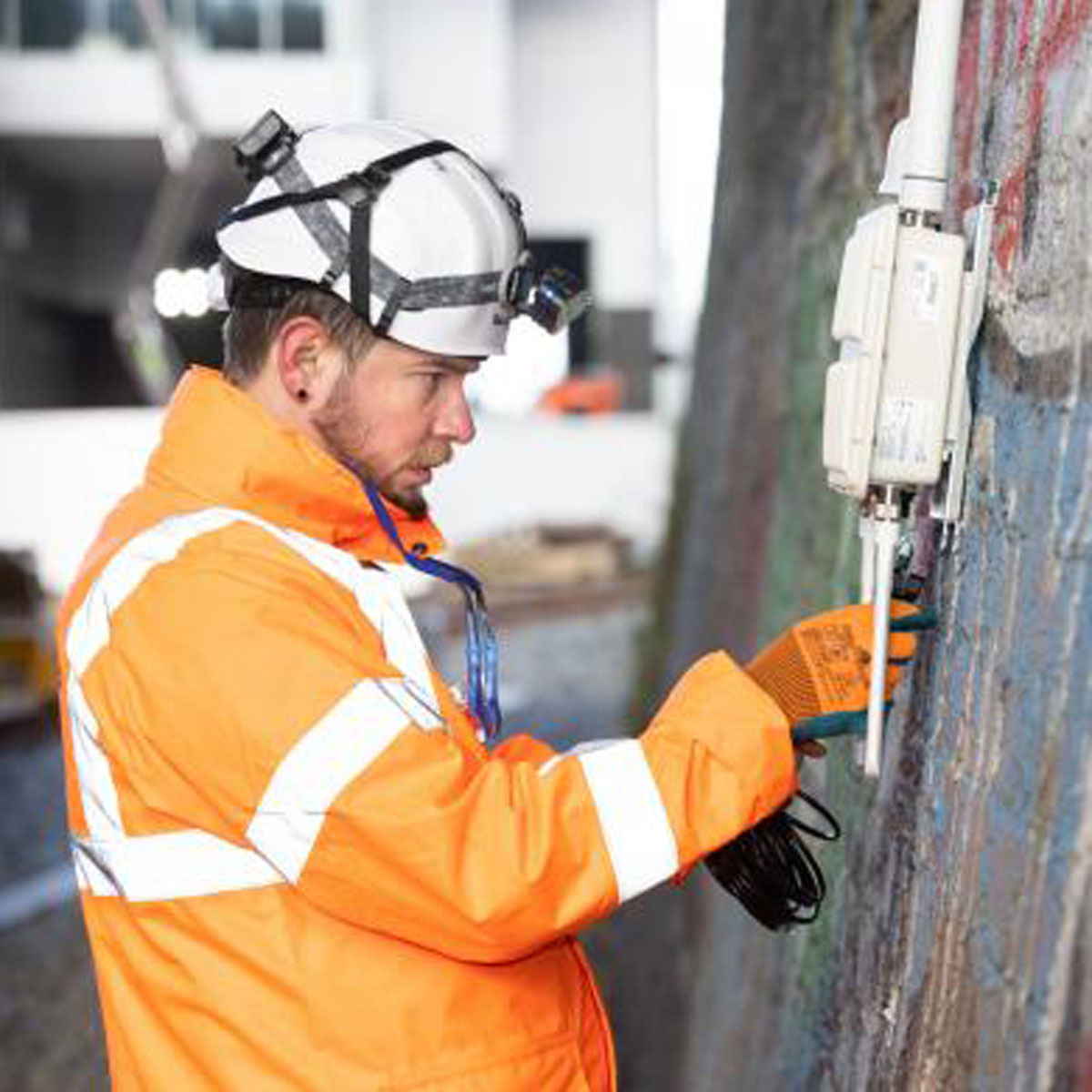 Ein Techniker montiert das GeoWAN 4G Gateway von Senceive zur Inbetriebnahme des drahtlosen Monitoring-Systems.