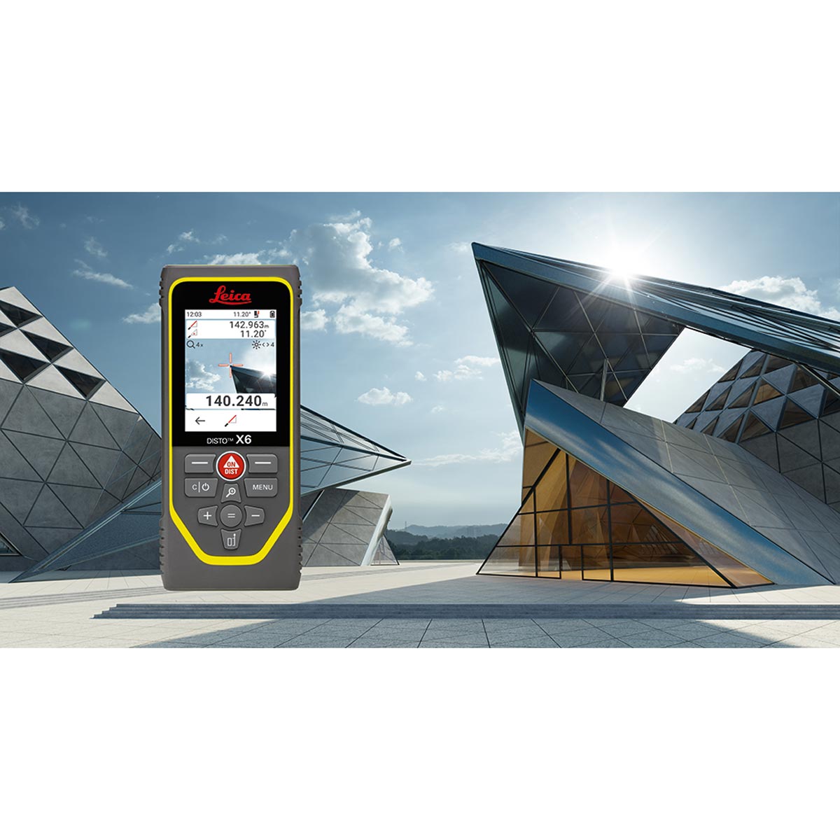 Leica Disto X6 vor moderner Glas-Architektur, Display mit Pointfinder-Ansicht und Messwert 140,240 m.