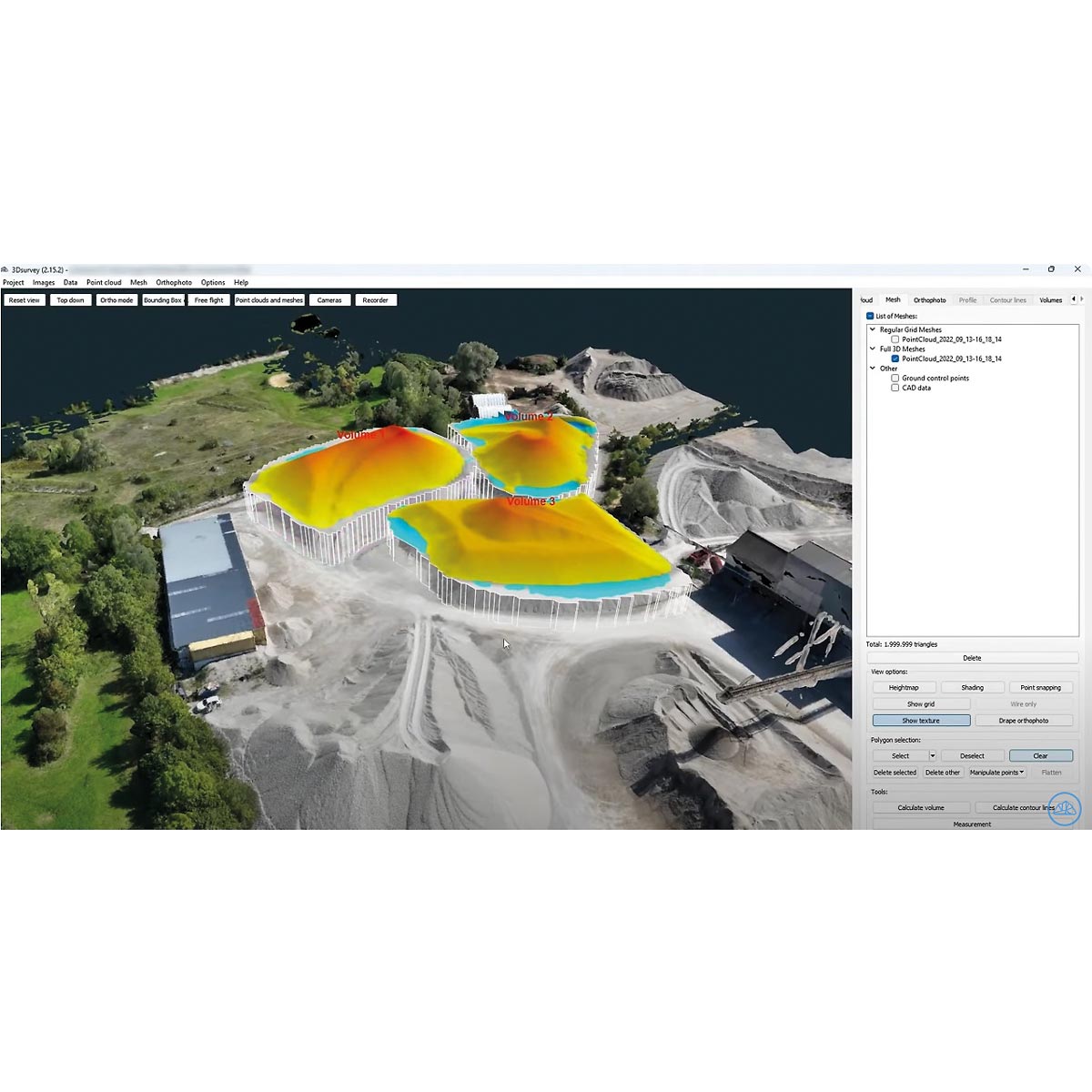 Screenshot 3Dsurvey mit drei farbigen Volumenkörpern über Halden in einem Kieswerk.