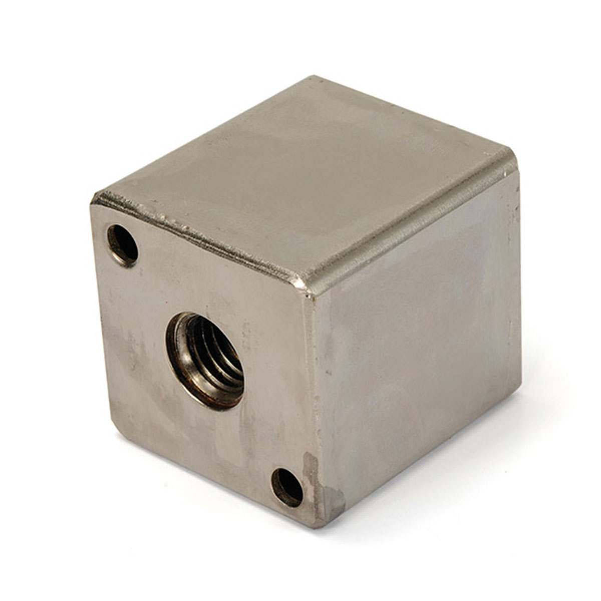 Nahaufnahme eines magnetischen Metallwürfels mit zentriertem Innengewinde und zwei Eckbohrungen.