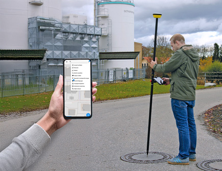 Vermessung mit proNIVO PNR21i GPS-Antenne am Kanaldeckel und INGRADA mobile App auf dem Smartphone.