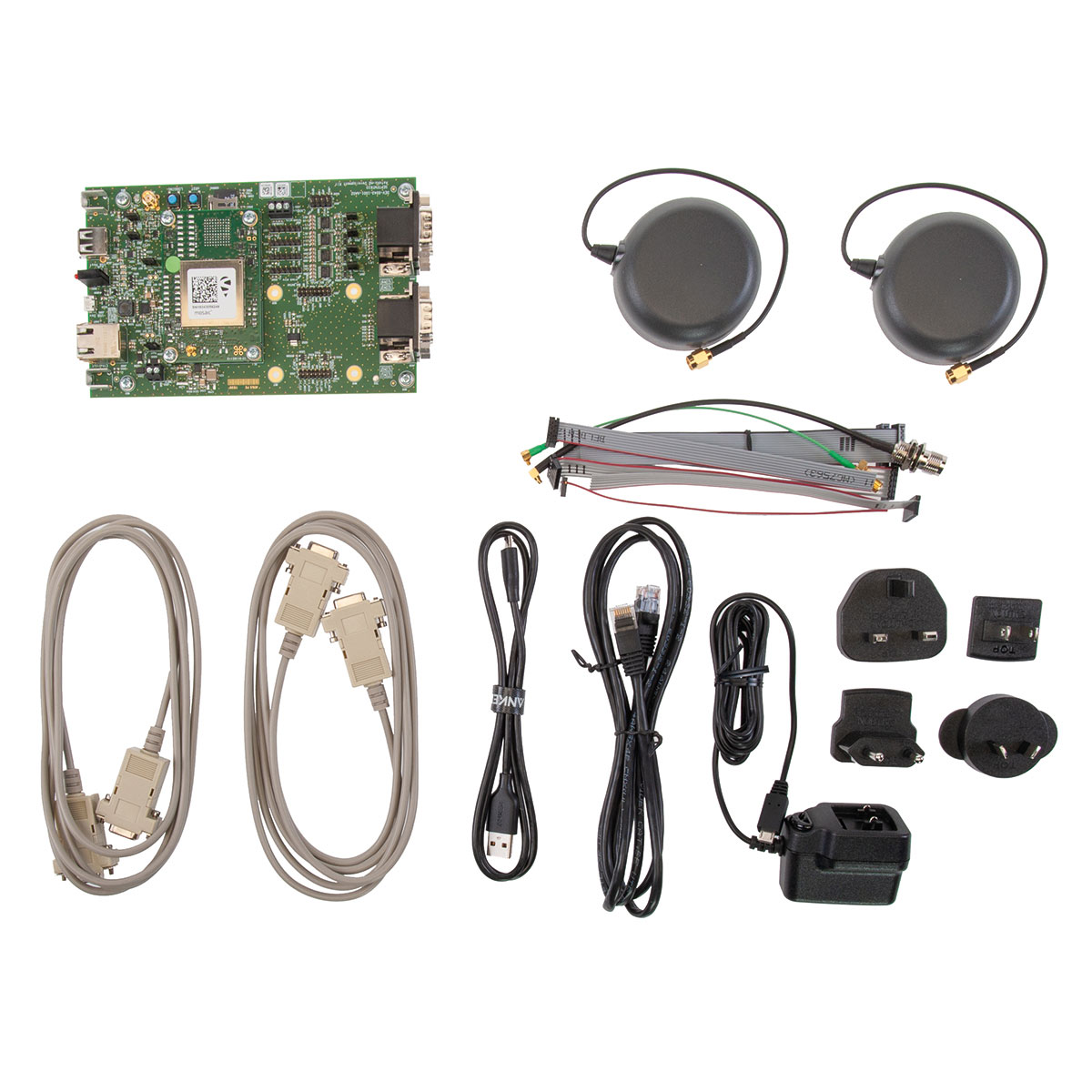 Lieferumfang mosaic-H Full Development Kit mit Board, zwei Antennen, Kabeln und Netzteil mit Adaptern.