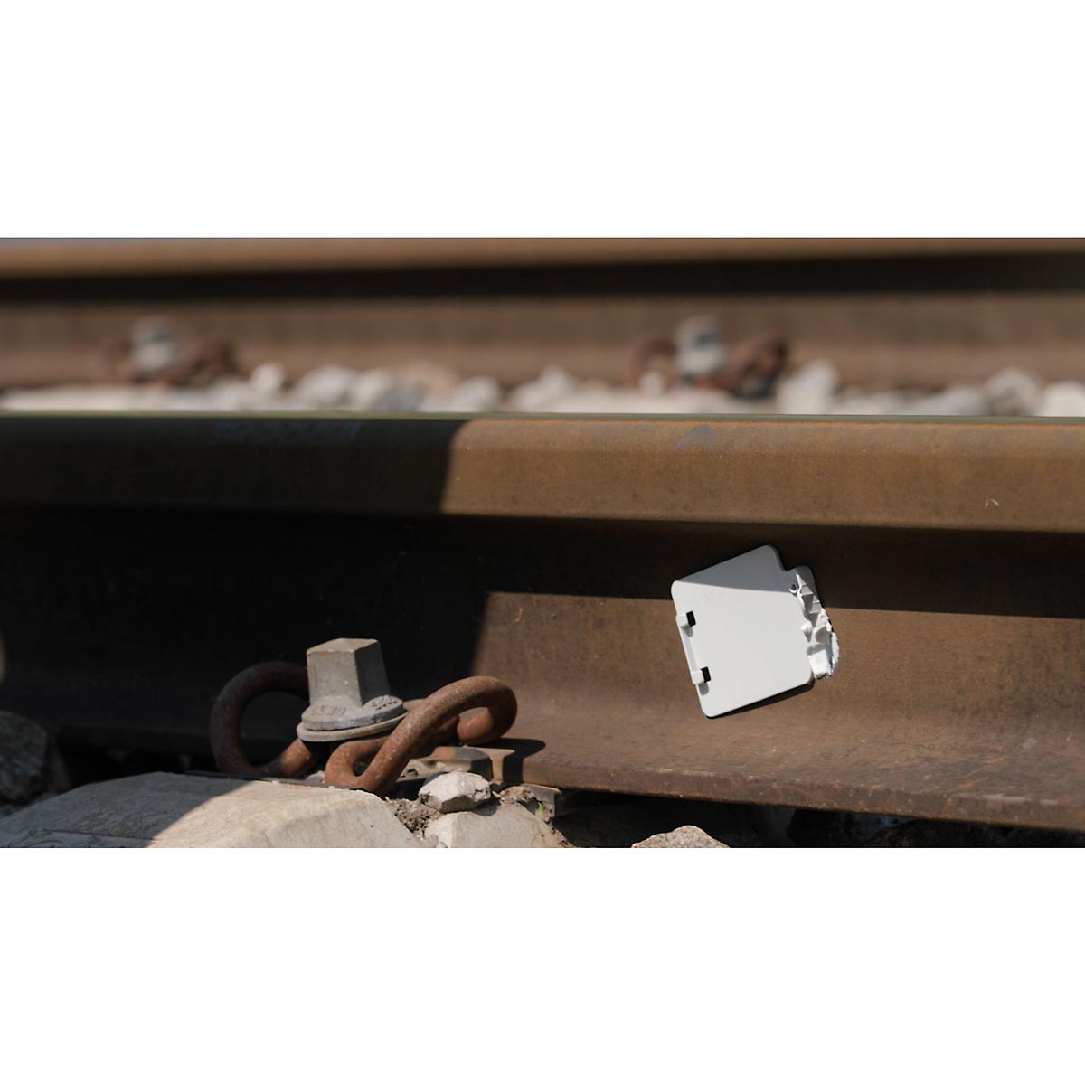 Die leere Klebehalterung des 220°-Prismas von Rothbucher, vorbereitet zur Montage im Gleisbett.