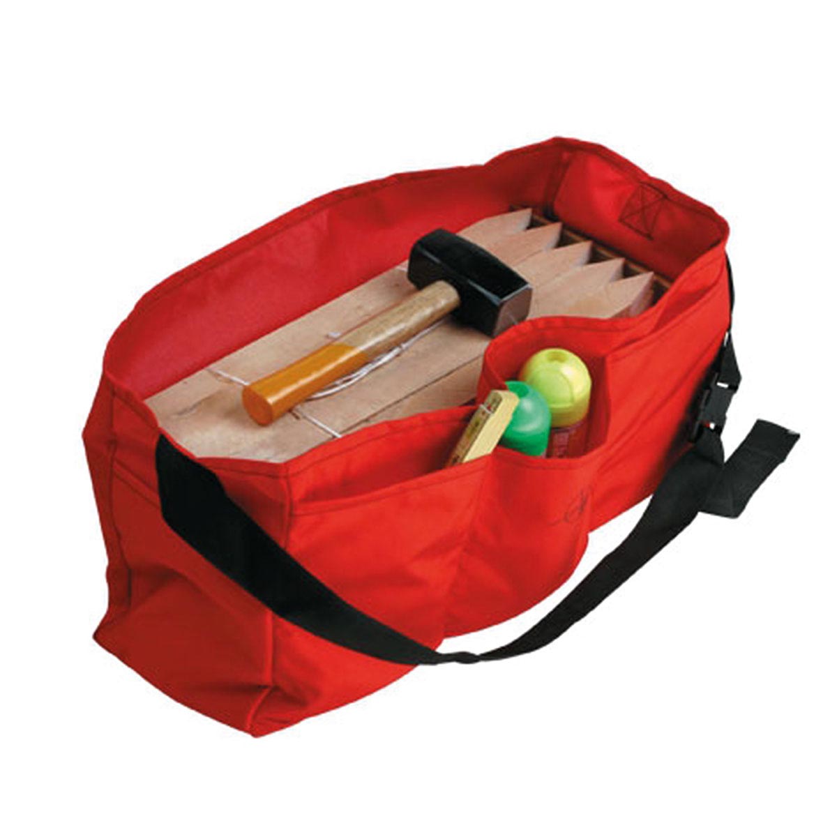 Geöffnete rote Transporttasche mit Holzpflöcken, Fäustel und Markiersprays in der Seitentasche.