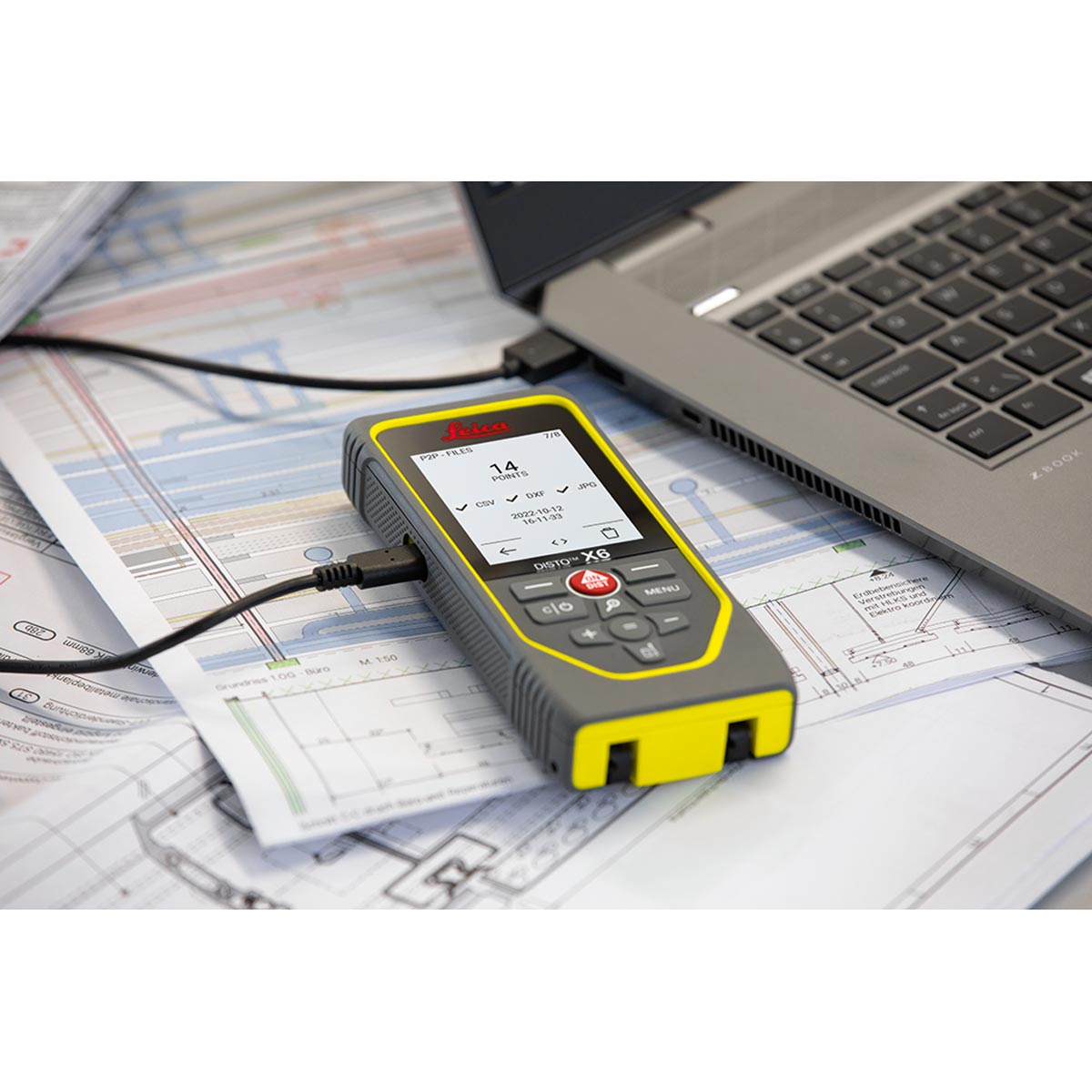 Leica Disto X6 per USB-Kabel am Laptop angeschlossen, Display zeigt P2P-Dateien als CSV, DXF und JPG.