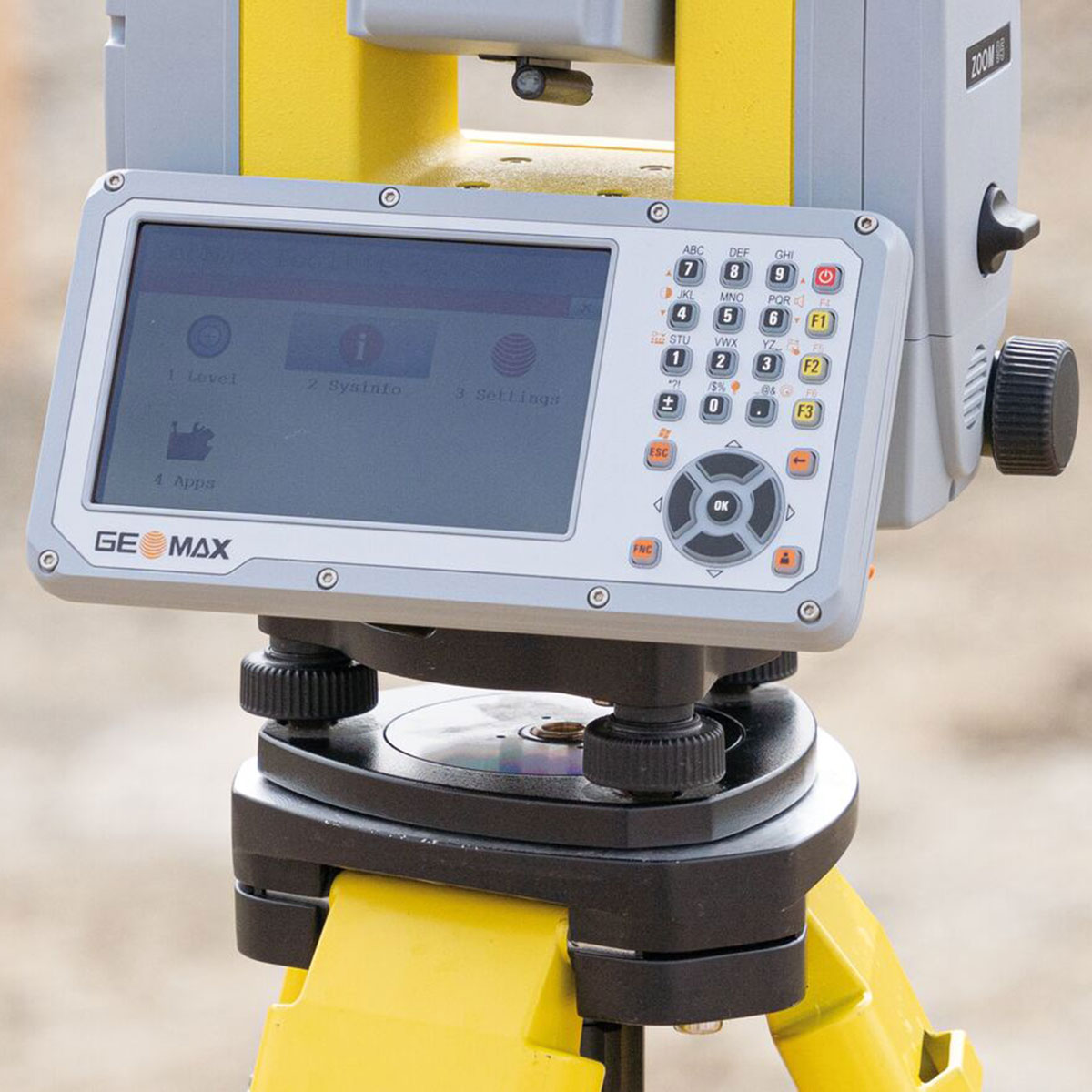 Nahaufnahme des Bedienfelds der GeoMax Zoom 95 mit Display, Tastatur und Dreifuß.