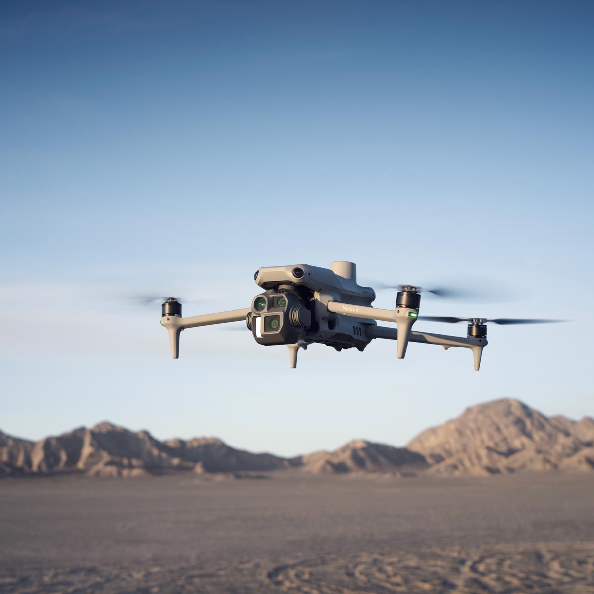 DJI Matrice 4E in der Landschaft während eines Fluges