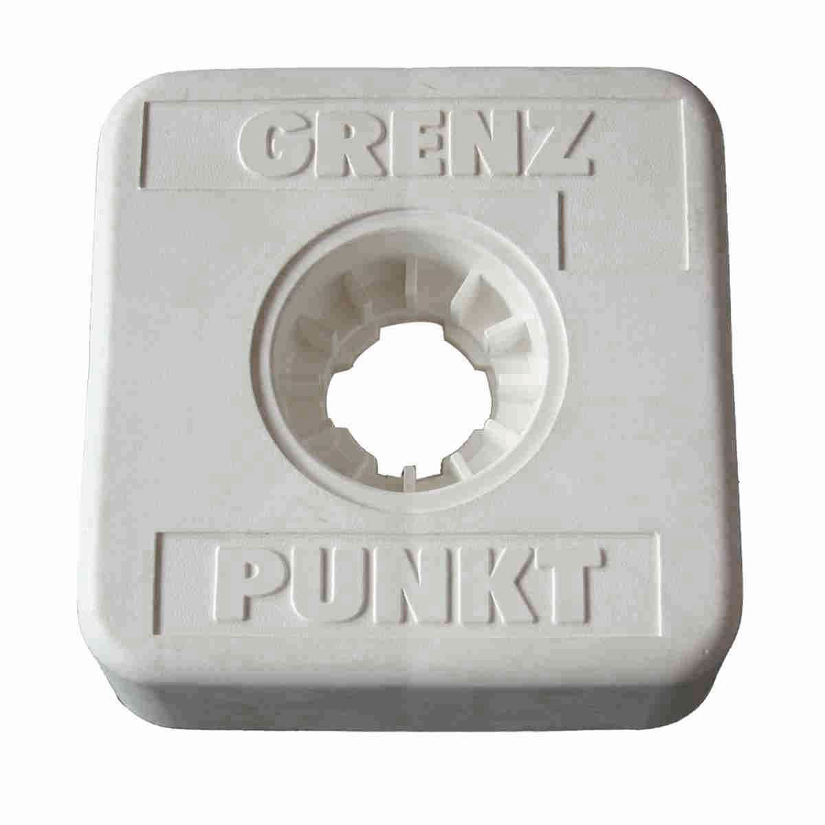 Weiße Kunststoffmarke Vario Light 100 x 100 x 90 mm mit Betonfüllung und Aufschrift Grenzpunkt.