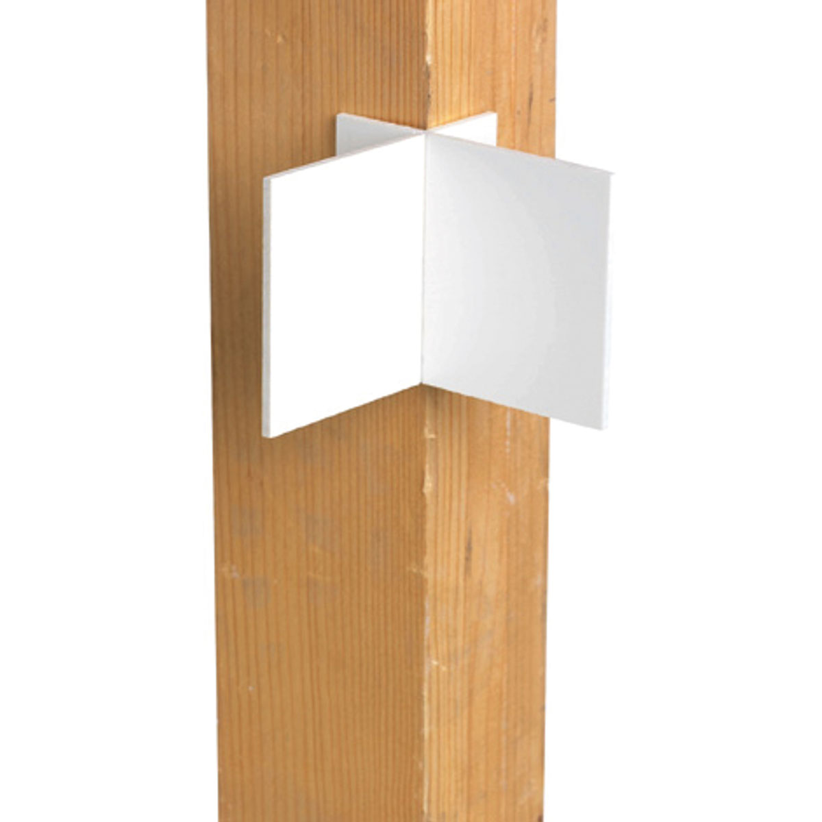 Weiße steckbare Winkel-Zieltafel von Leica an der Ecke eines Holzbalkens.