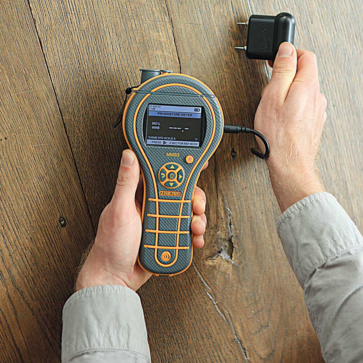 Protimeter MMS3 mit Einstechelektrode bei der Feuchtemessung an einem Holzboden.