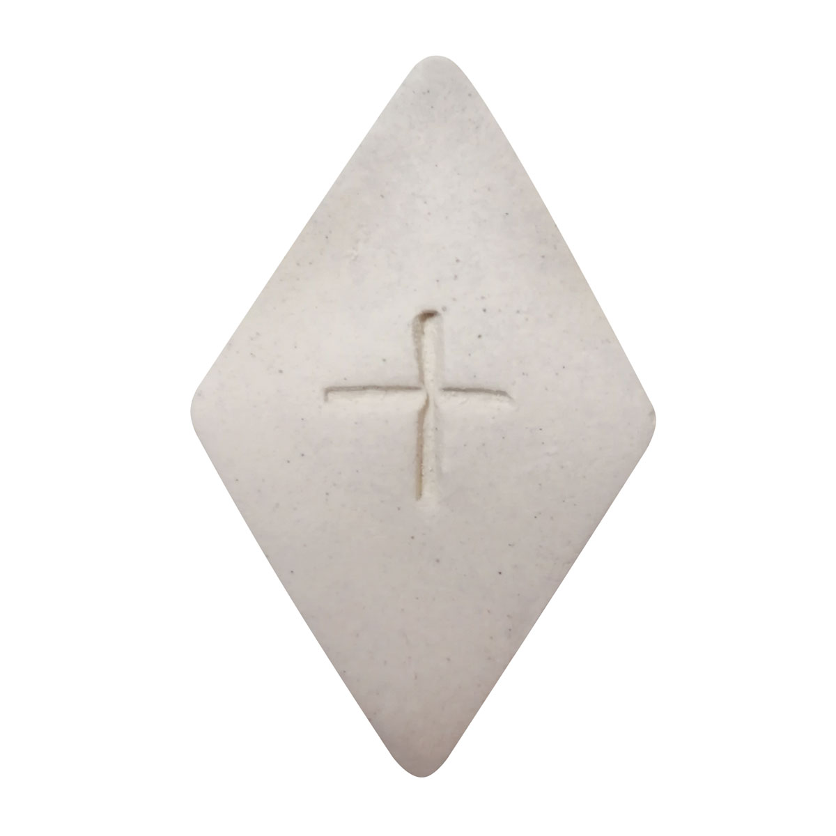 Weißes Versicherungszeichen aus Ton in Rautenform mit eingeprägtem Strichkreuz.