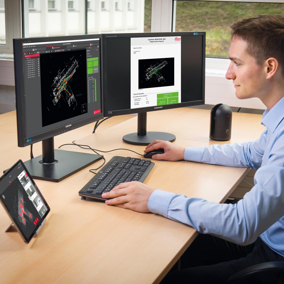 Mitarbeiter visualisiert und verarbeitet die erfassten BLK360 G2 Punktwolkendaten am Computer.