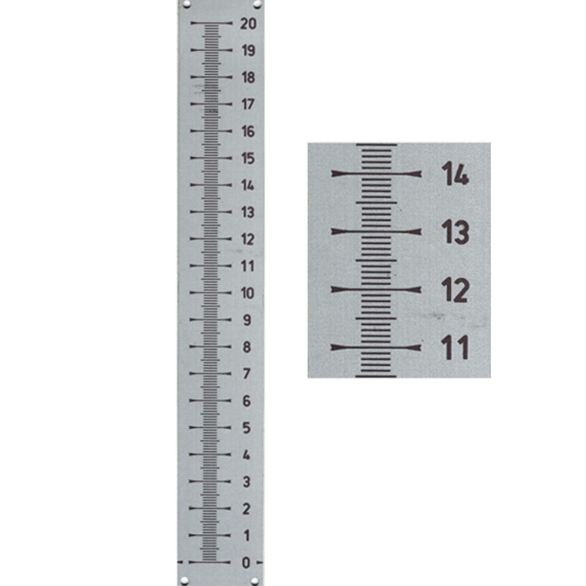 Eloxierte Nivellierskala aus Aluminium mit Millimeterteilung von 0 bis 20 cm und vergrößertem Ausschnitt.