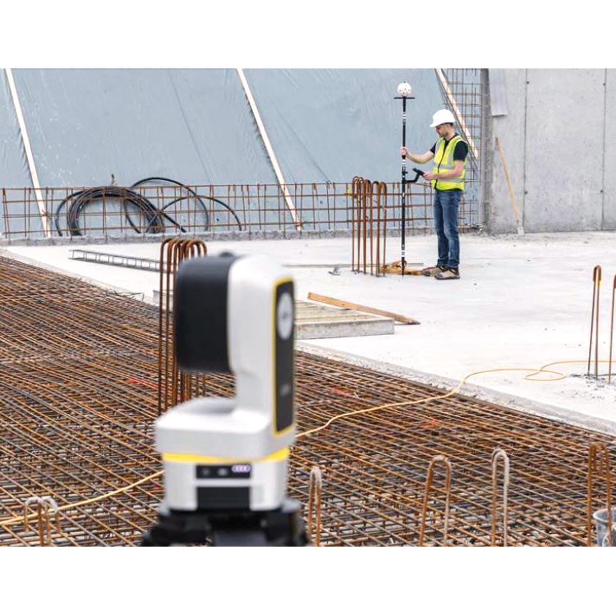 Automatisierte Absteckung mit der Leica iCON iCS50 und vPole für höchste Präzision im Innenausbau.