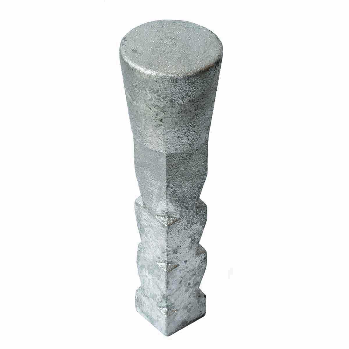 Feuerverzinkter Mauerbolzen aus Grauguss, 130 mm, mit flachem Kopf und gezacktem Schaft.