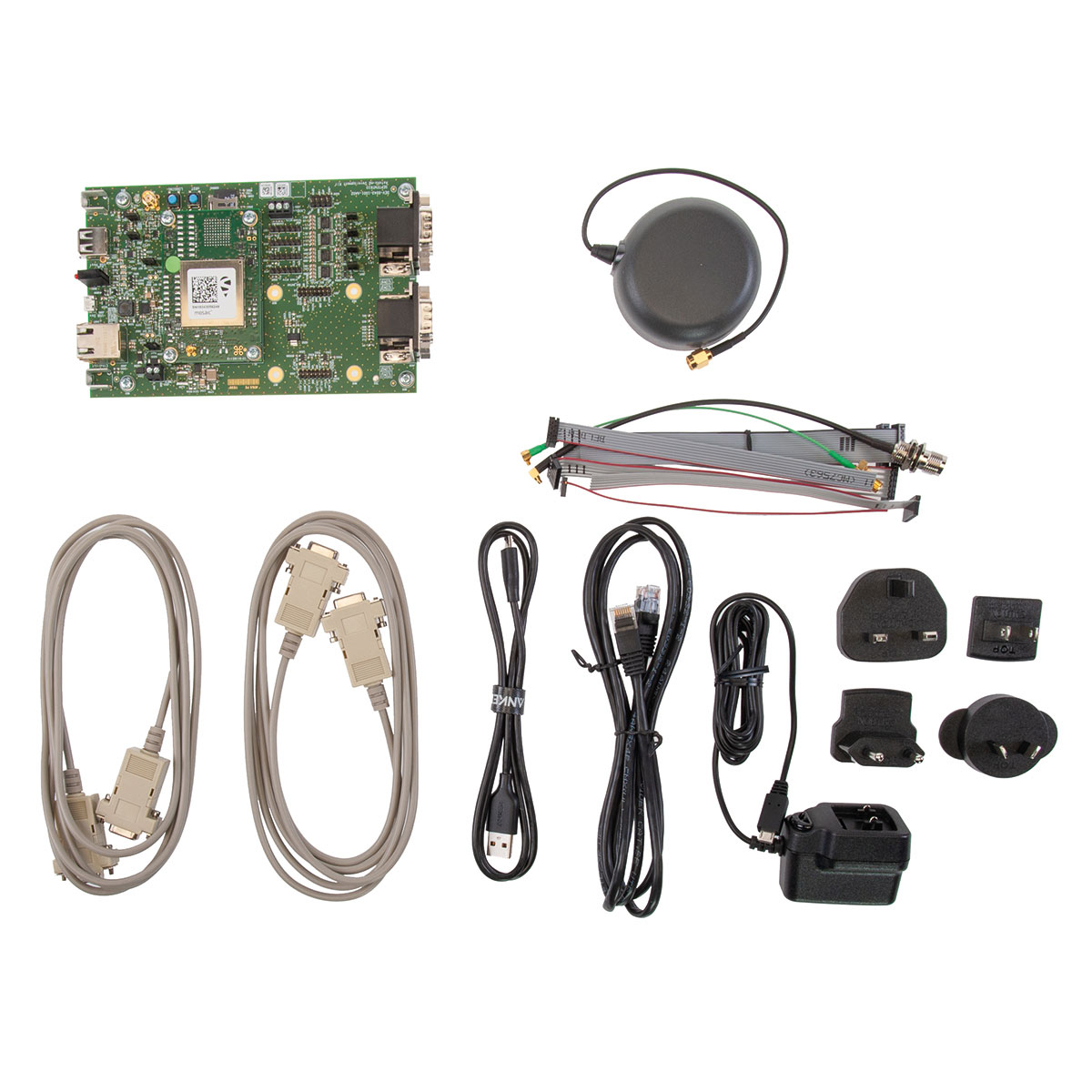 Lieferumfang mosaic-X5 Development Kit: Board, Antenne, Flachbandkabel, Serielle Kabel, USB, LAN und Netzteil.