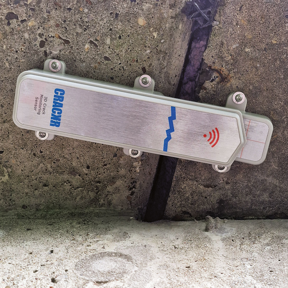 CrackR 3D Sensor über einen diagonalen Riss in einer grauen Beton- oder Mauerwerksstruktur montiert.